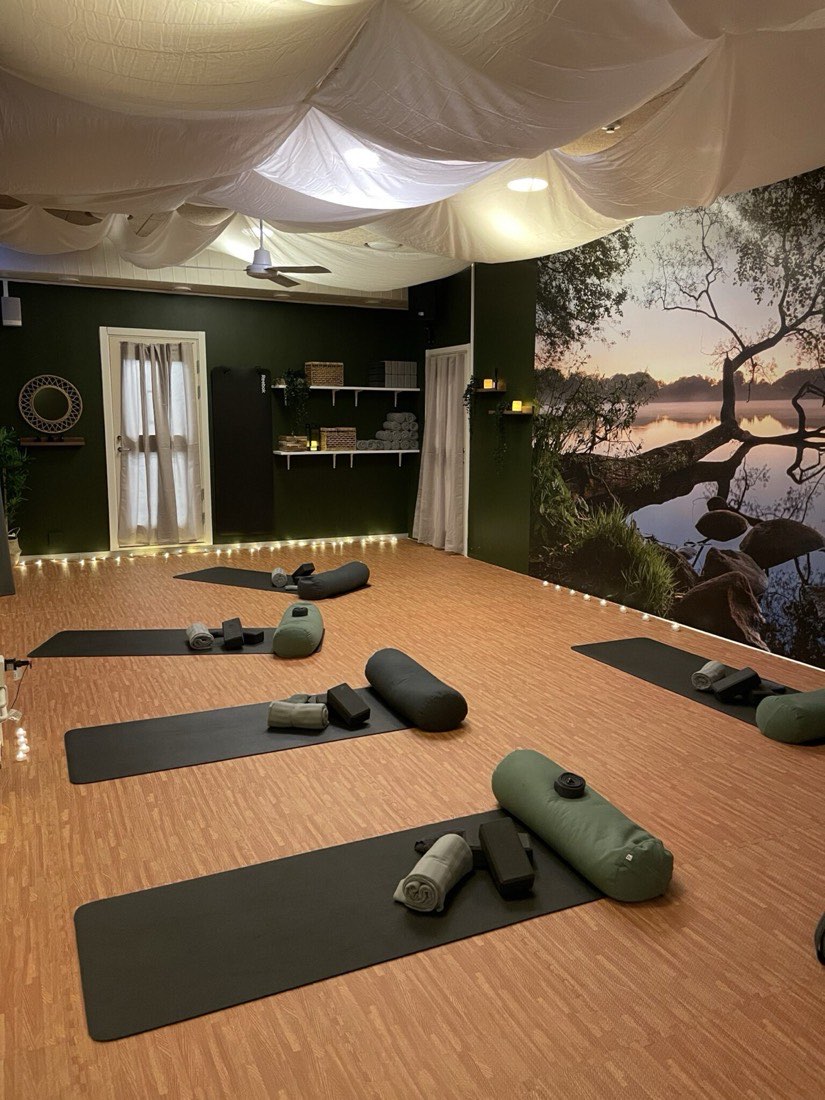 Yogasalen i Lomma med mattor, bolster och block utlagda inför ett pass